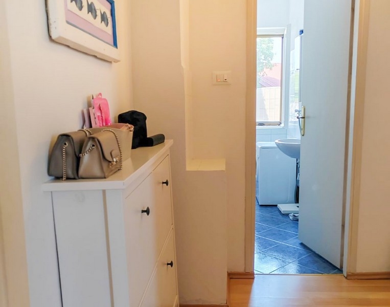 Hall med utsikt över badrummet