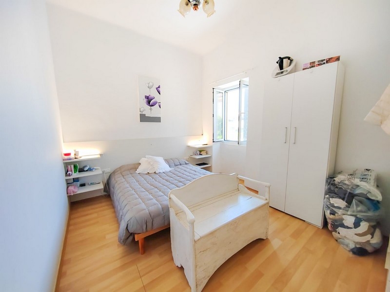 Sovrum med säng och garderob