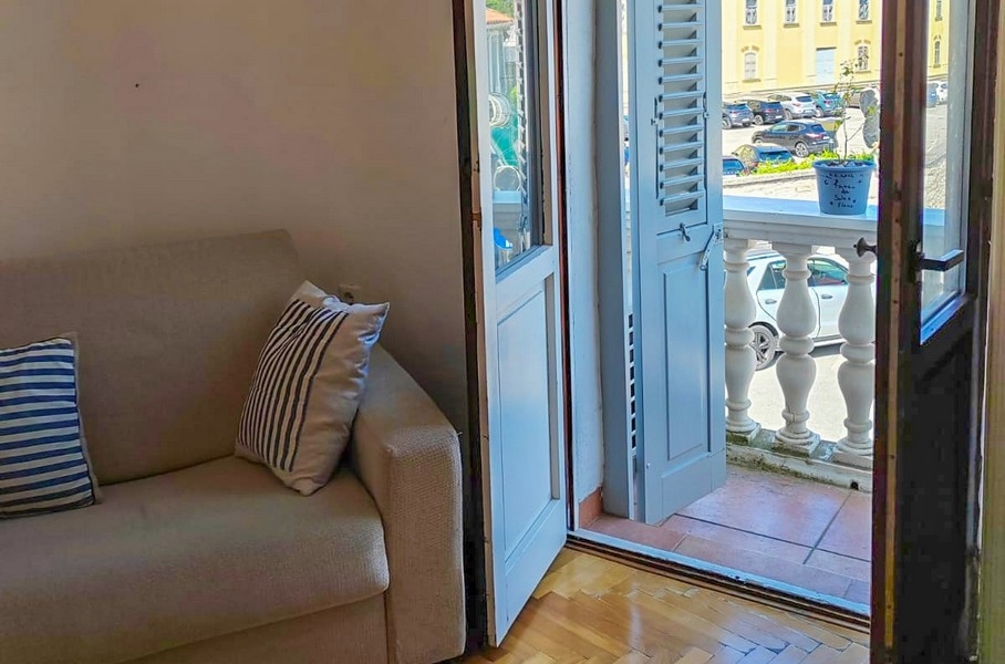 Tillgång till balkong med utsikt över gatan