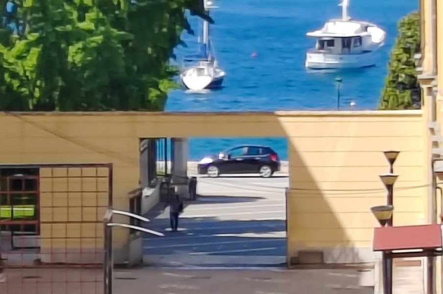 Utsikt från balkongen till havet med båtar