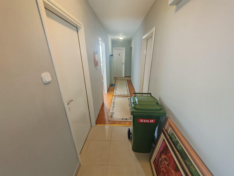 Hall med dörrar och löpare