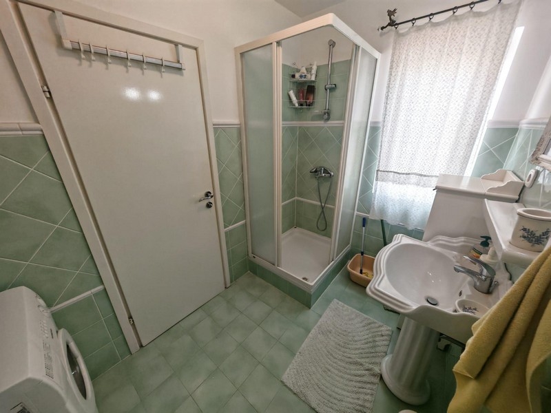 Badrum med dusch och fönster