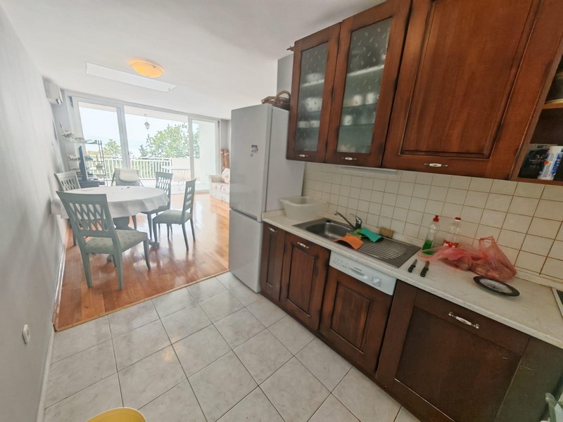 Kök med trämöbler och matplats