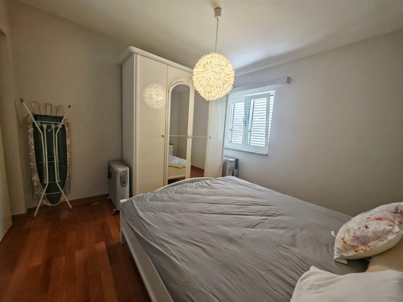 Sovrum med dubbelsäng och garderob