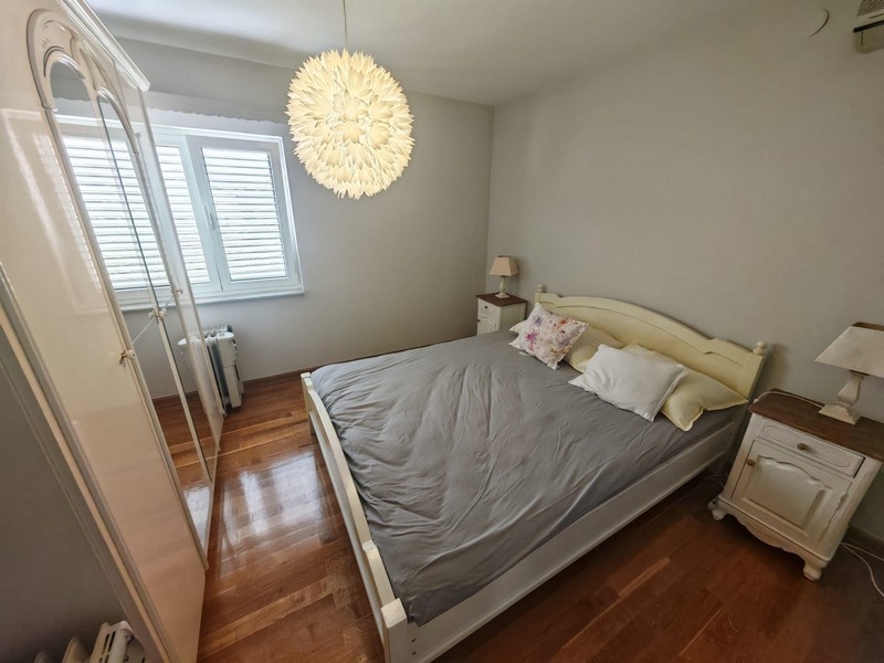 Sovrum med fönster och dubbelsäng