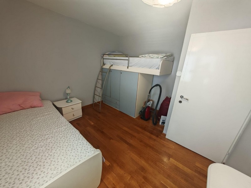 Barnrum med loftsäng och garderob