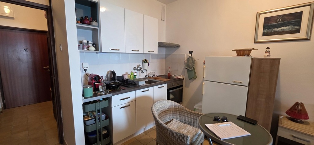 Kök med matplats och kylskåp