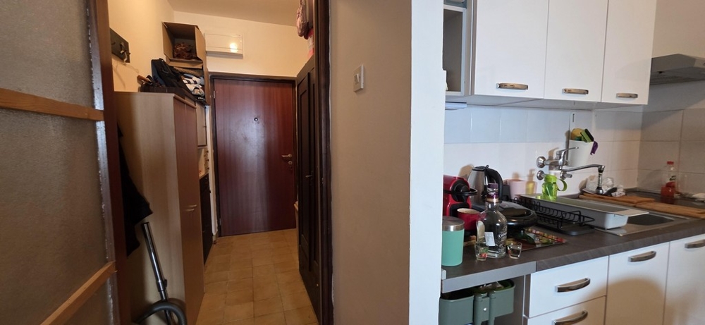 Entré med garderob och kök