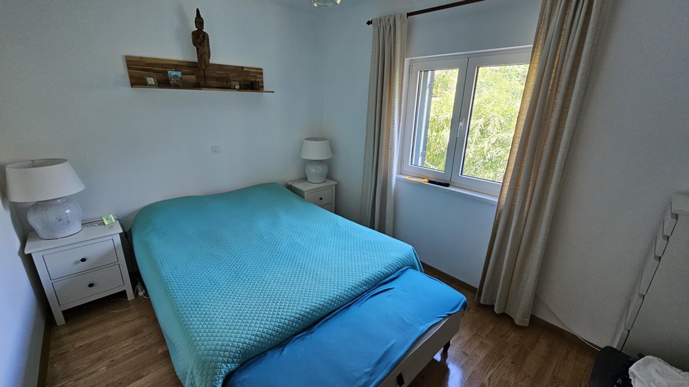 Sovrum med dubbelsäng och sängbord