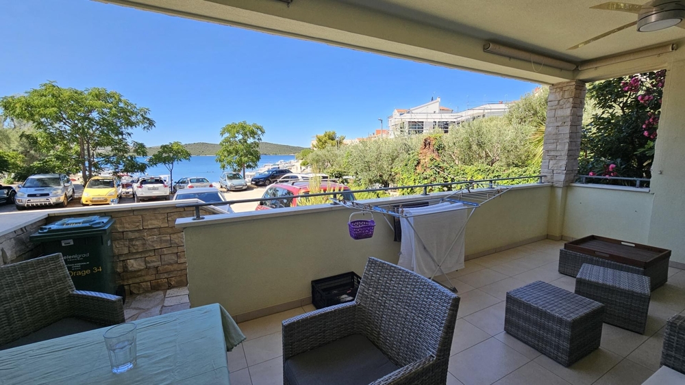 Köp lägenhet i 1: a raden till havet i Kroatien.