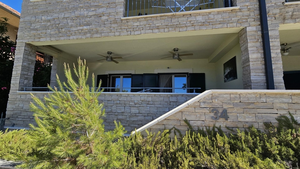 Terrass för fastighet A3712 precis vid havet i Kroatien.