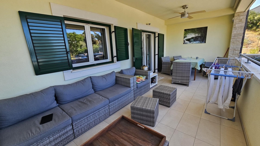 Möblerad terrass på fastighet A3712 nära Sibenik i Kroatien.