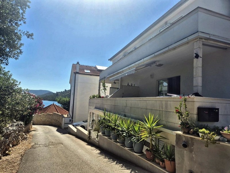 Bottenvåningslägenhet nära havet till salu i Kroatien - Panorama Scouting.