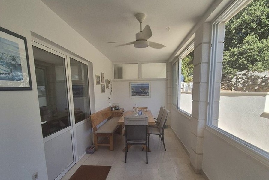 Täckt uteplats med matplats och takfläkt