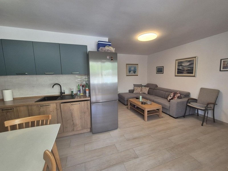 Öppet kök med vardagsrum och hörnsoffa