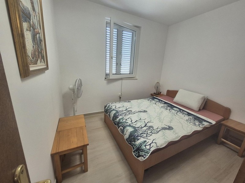 Sovrum med dubbelsäng och sängbord