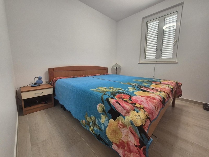 Sovrum med dubbelsäng och färgglad filt