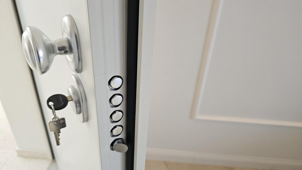 Säkerhetsdörr med låscylindrar och nyckel