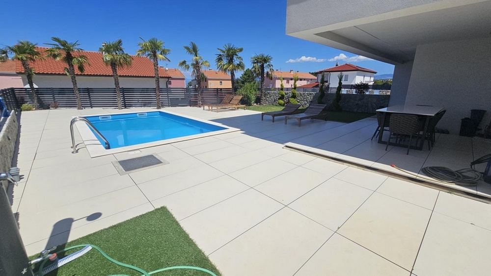 Fastighet A3715 med pool på ön Krk i Kroatien.