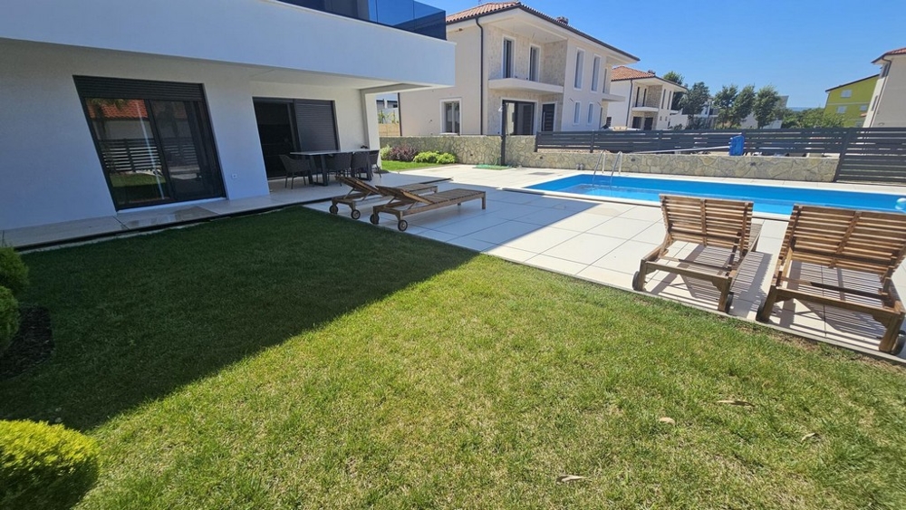 Solterrass och pool av fastighet A3715 i Kroatien.