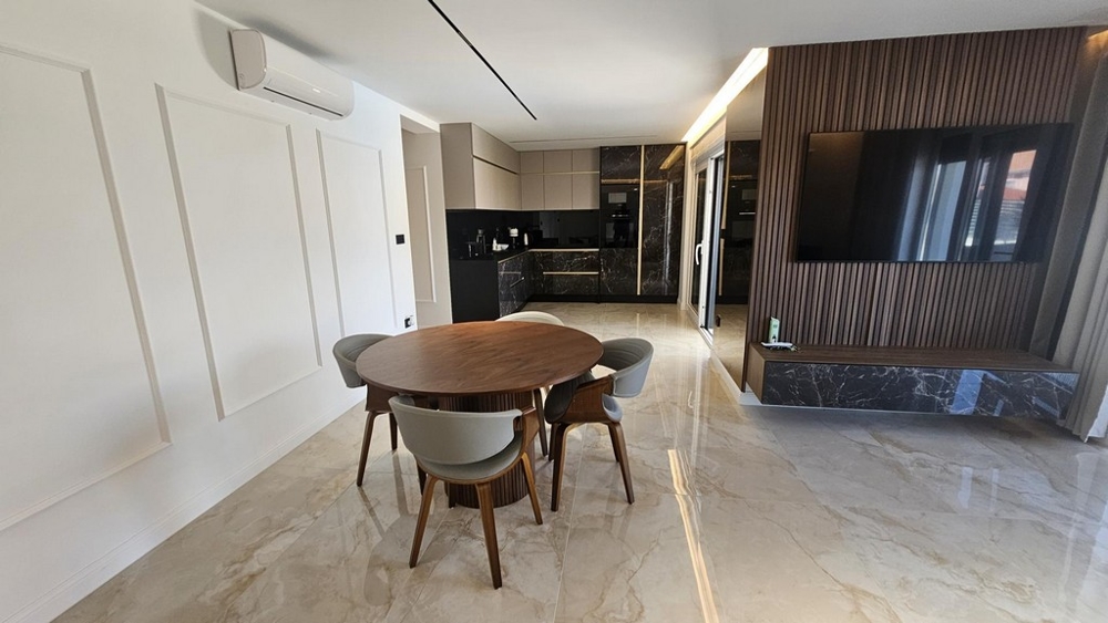 Matplats med runt bord och modernt kök