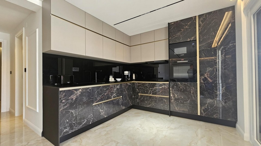 Modernt kök med marmorfronter och inbyggda vitvaror