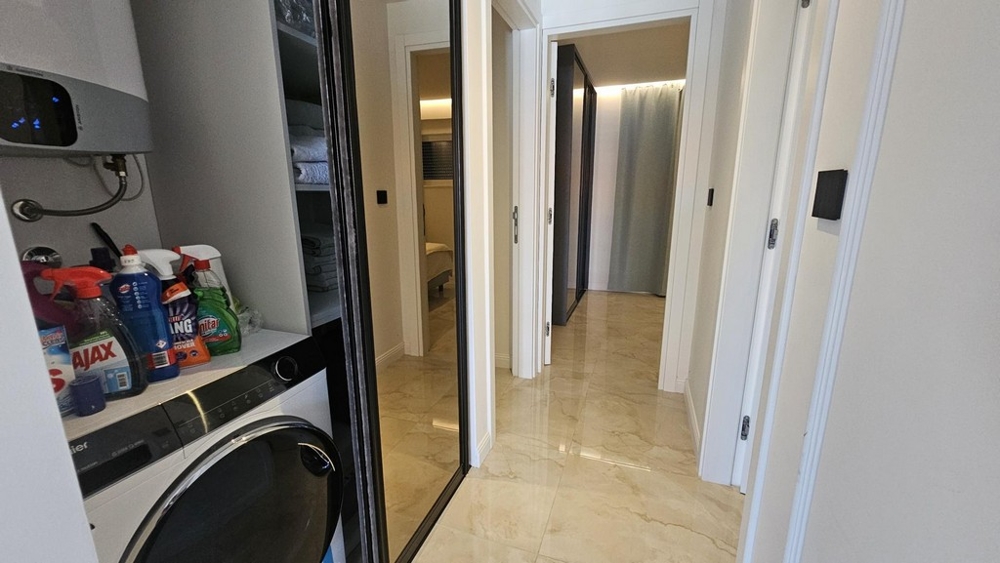 Hall med inbyggt skåp och grovkök