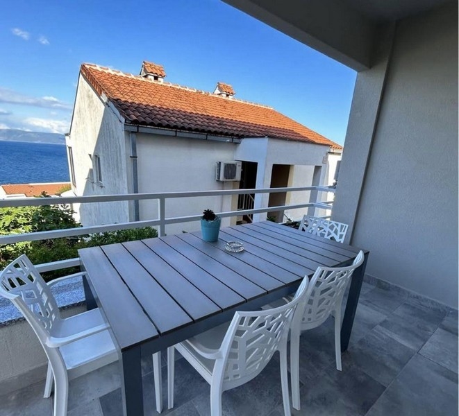 Utsikt från balkongen till havet.