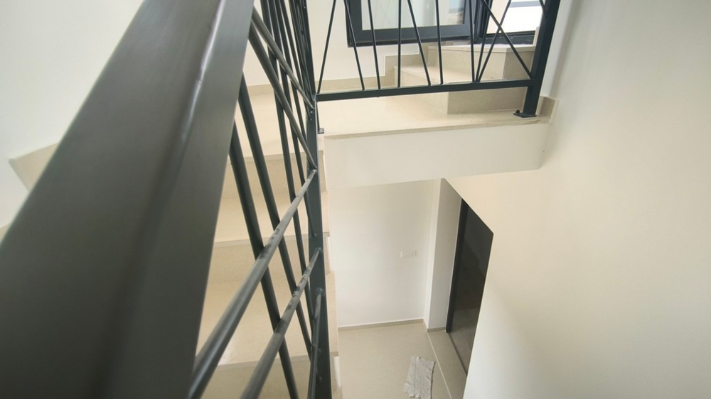 Trappa med metallräcken