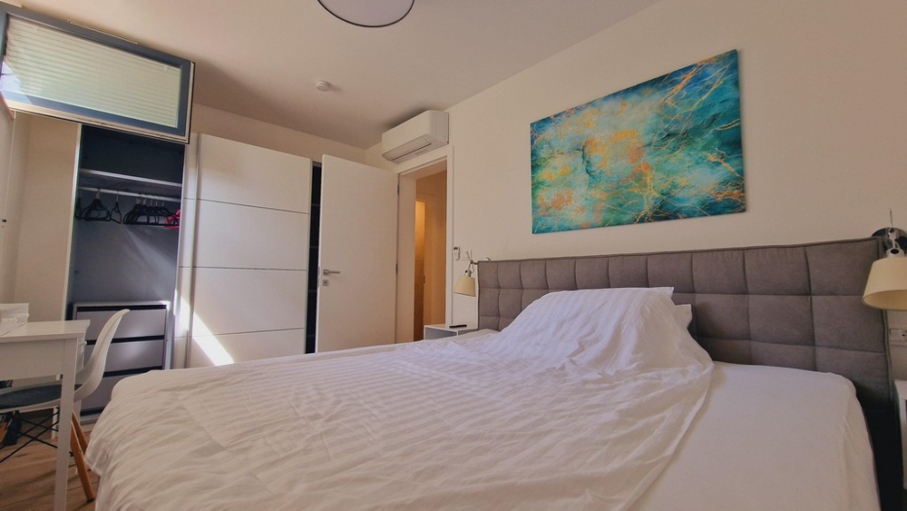 Sovrum med dubbelsäng och inbyggd garderob