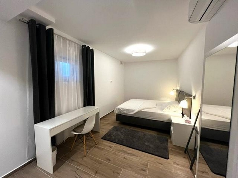 Stort sovrum med dubbelsäng och skrivbord