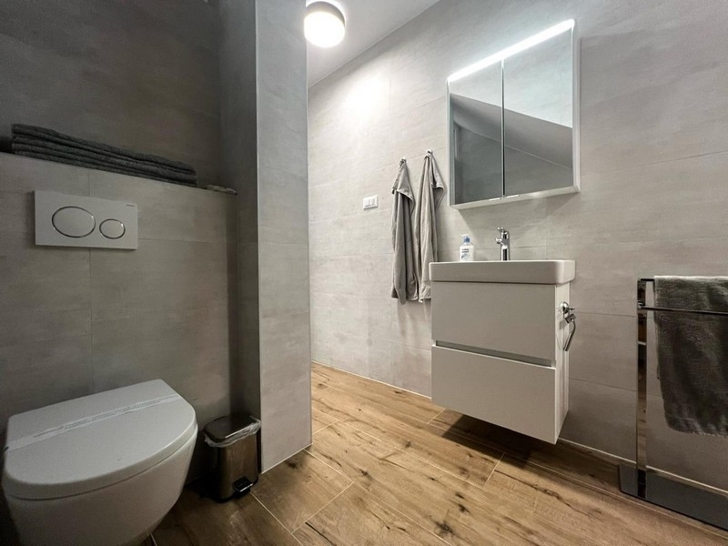 Modernt badrum med handfat och toalett