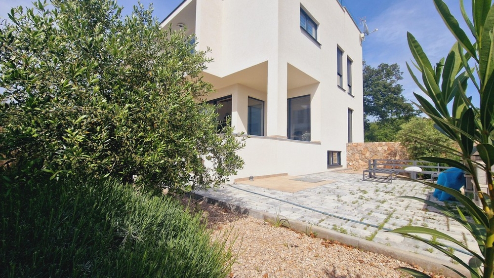 Trädgård av fastighet A3723 på ön Krk - Njivice, Kroatien.