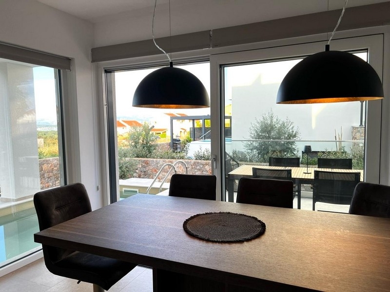 Matplats med bord och utsikt över terrassen