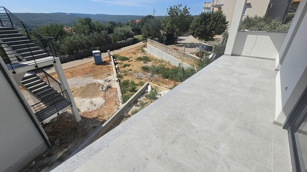 Utsikt från havet över Medelhavets omgivningar av fastigheten.