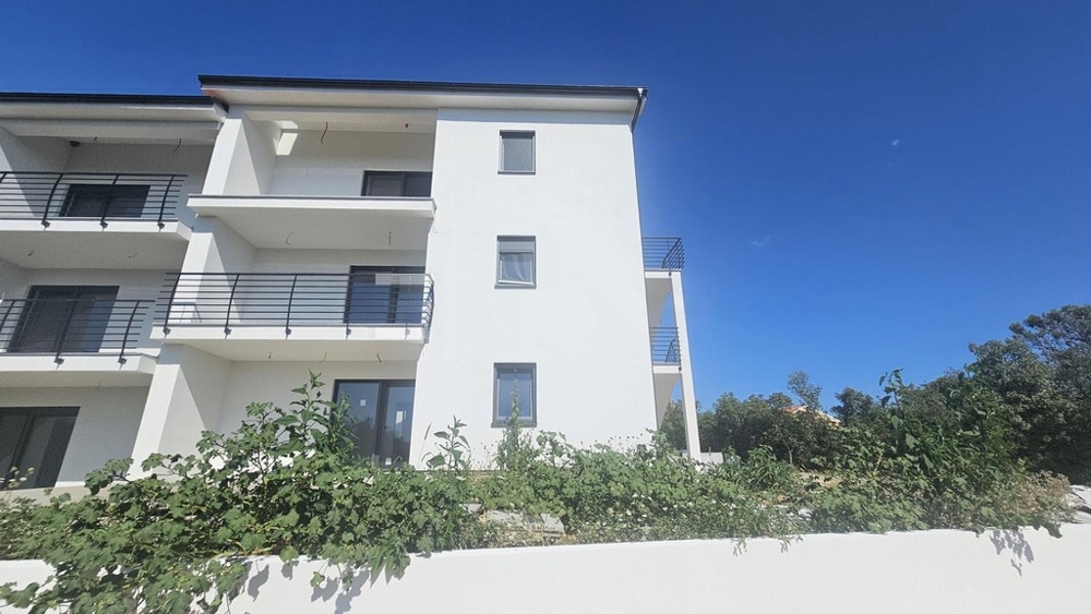 Utsikt över den nya byggnaden där lägenhet A3725 ligger på Krk.