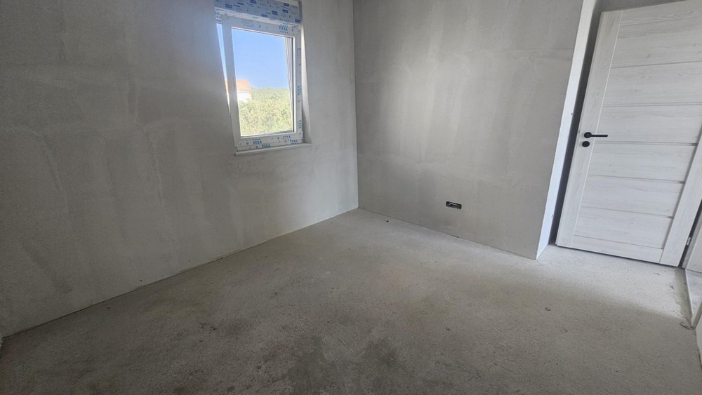 Oavslutat rum med fönster och dörr i ny lägenhet Krk