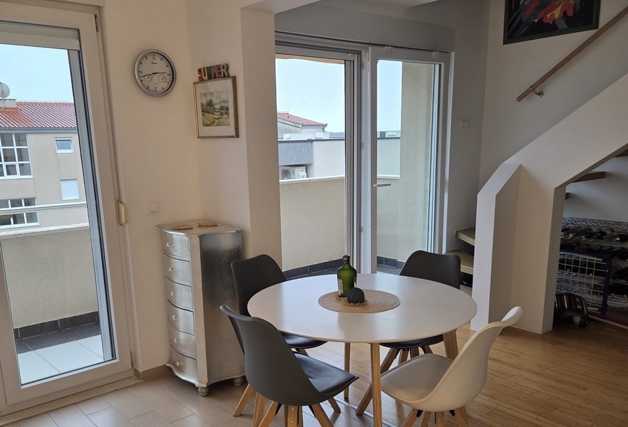 Matplats med runt bord och utgång till balkong