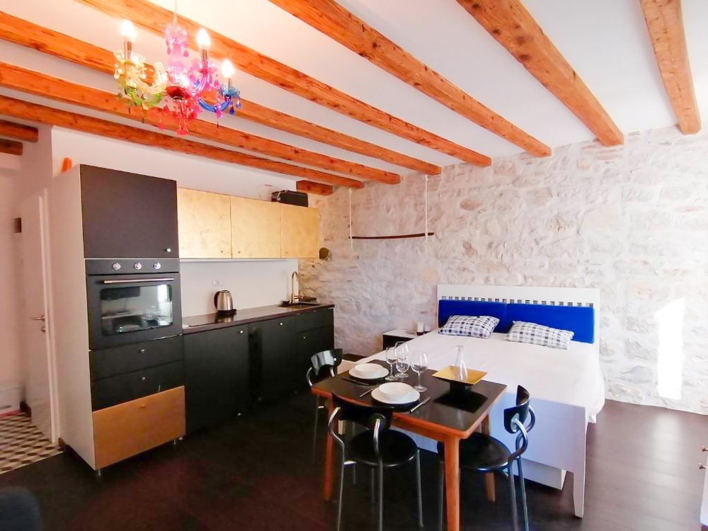 Rummet är bekvämt möblerat.