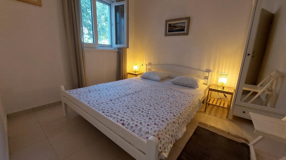 Sovrum med dubbelsäng och fönster