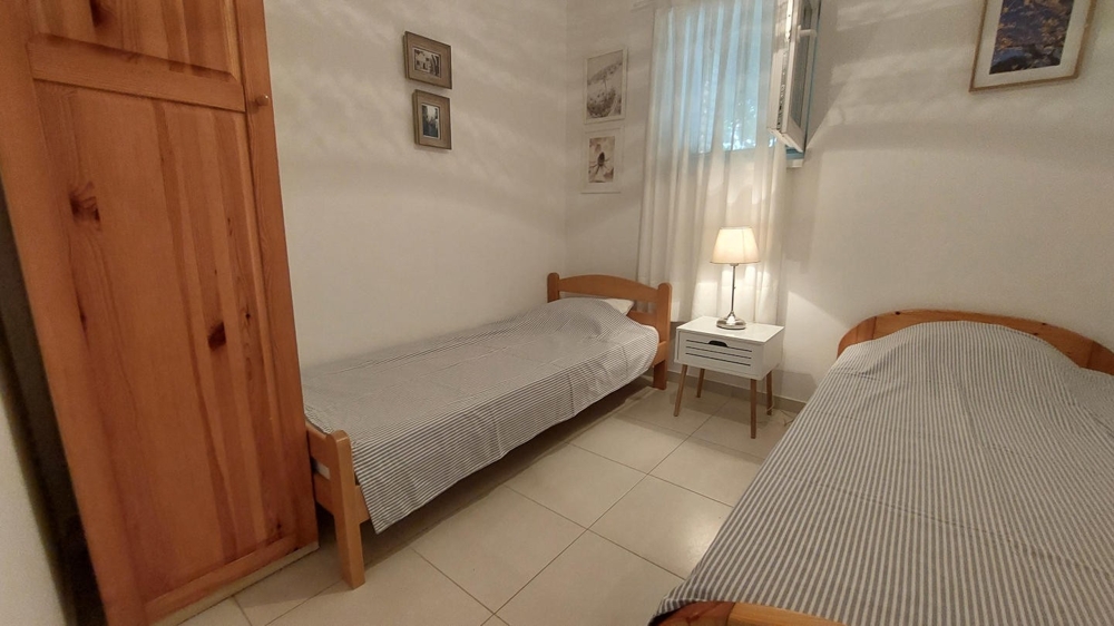 Andra sovrummet med två enkelsängar och garderob