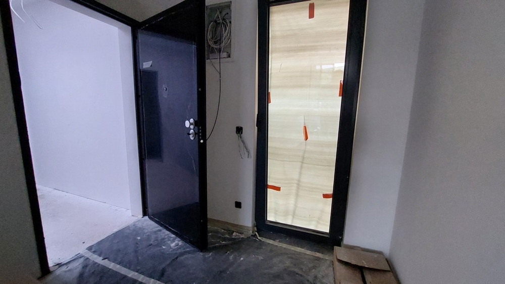 Entré med säkerhetsdörr.