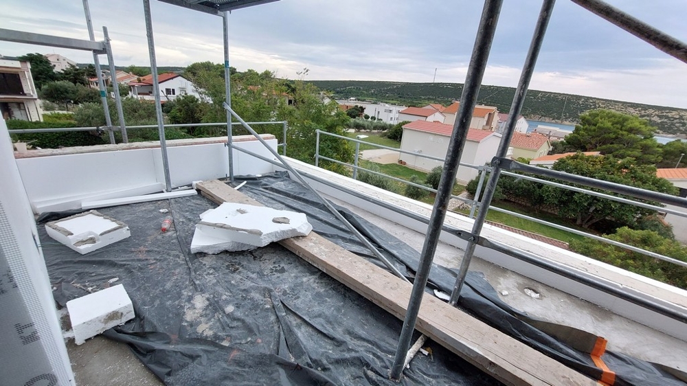 Terrass med utsikt över havet och landskapet.