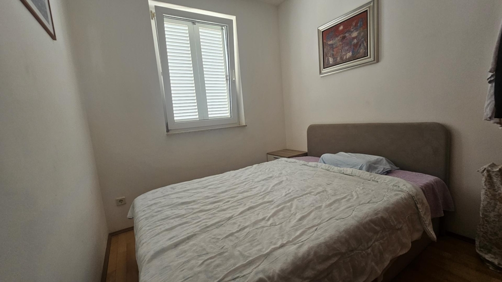 Sovrum med dubbelsäng och fönster