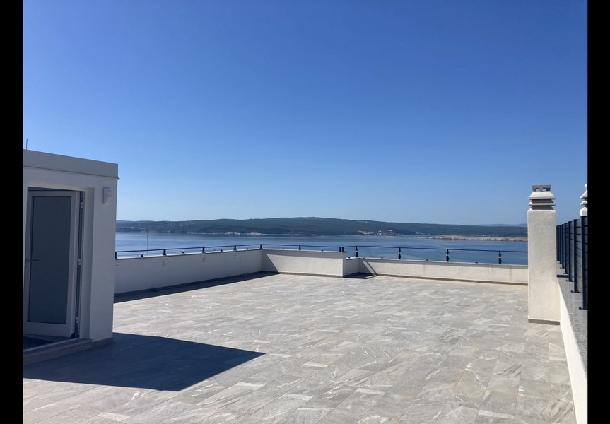 Takterrass på fastighet A3733 i Dramalj nära Crikvenica.