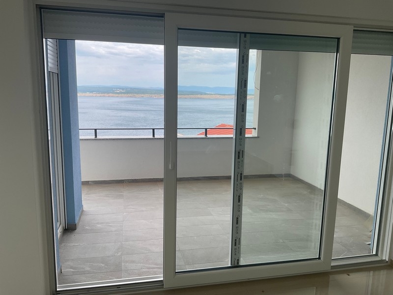 Täckt terrass med havsutsikt