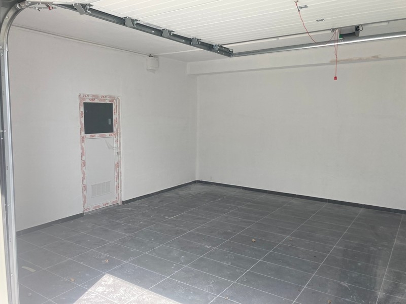 Garage med klinkergolv och sidodörr