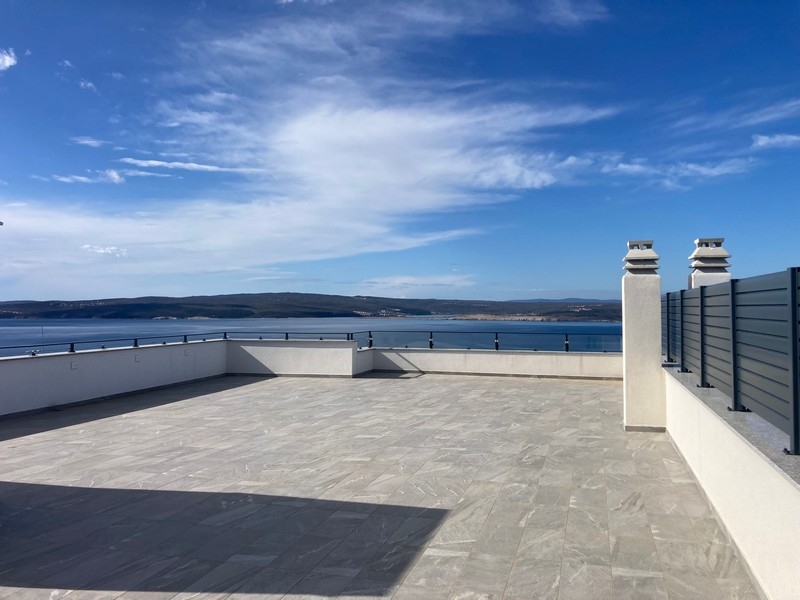 Takterrass med panoramautsikt över havet under dagen