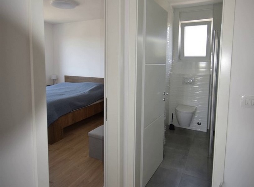 Badrum med fönster bredvid sovrummet