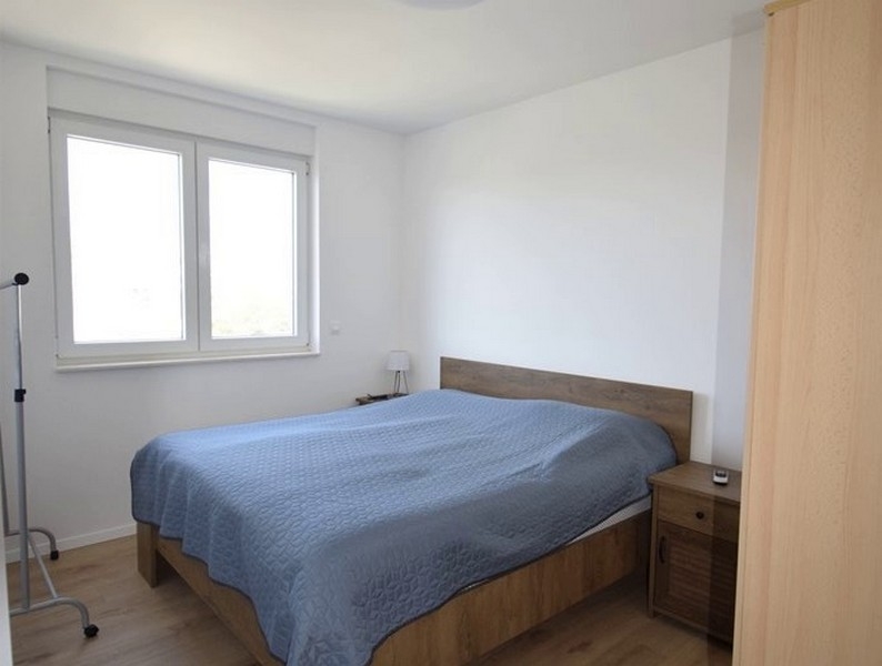 Sovrum med dubbelsäng och sängbord